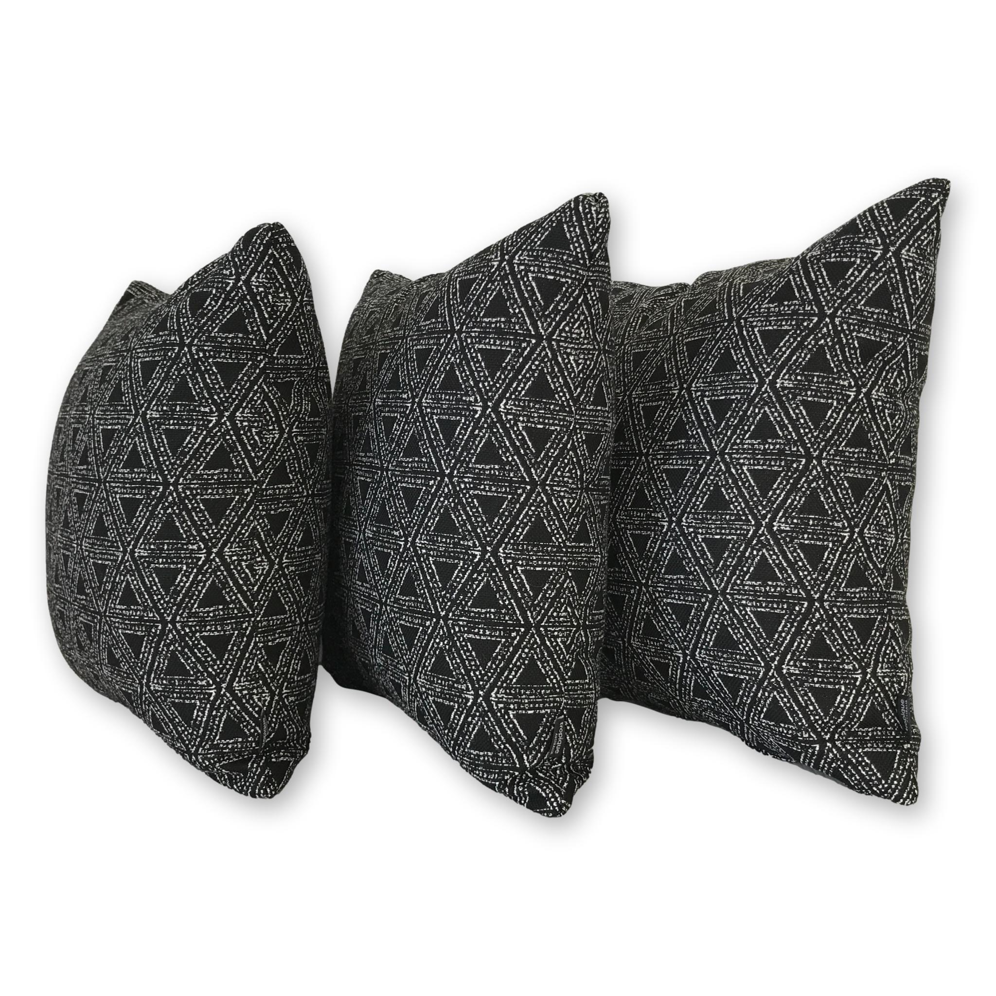 Stippled Triangle in Classic Black